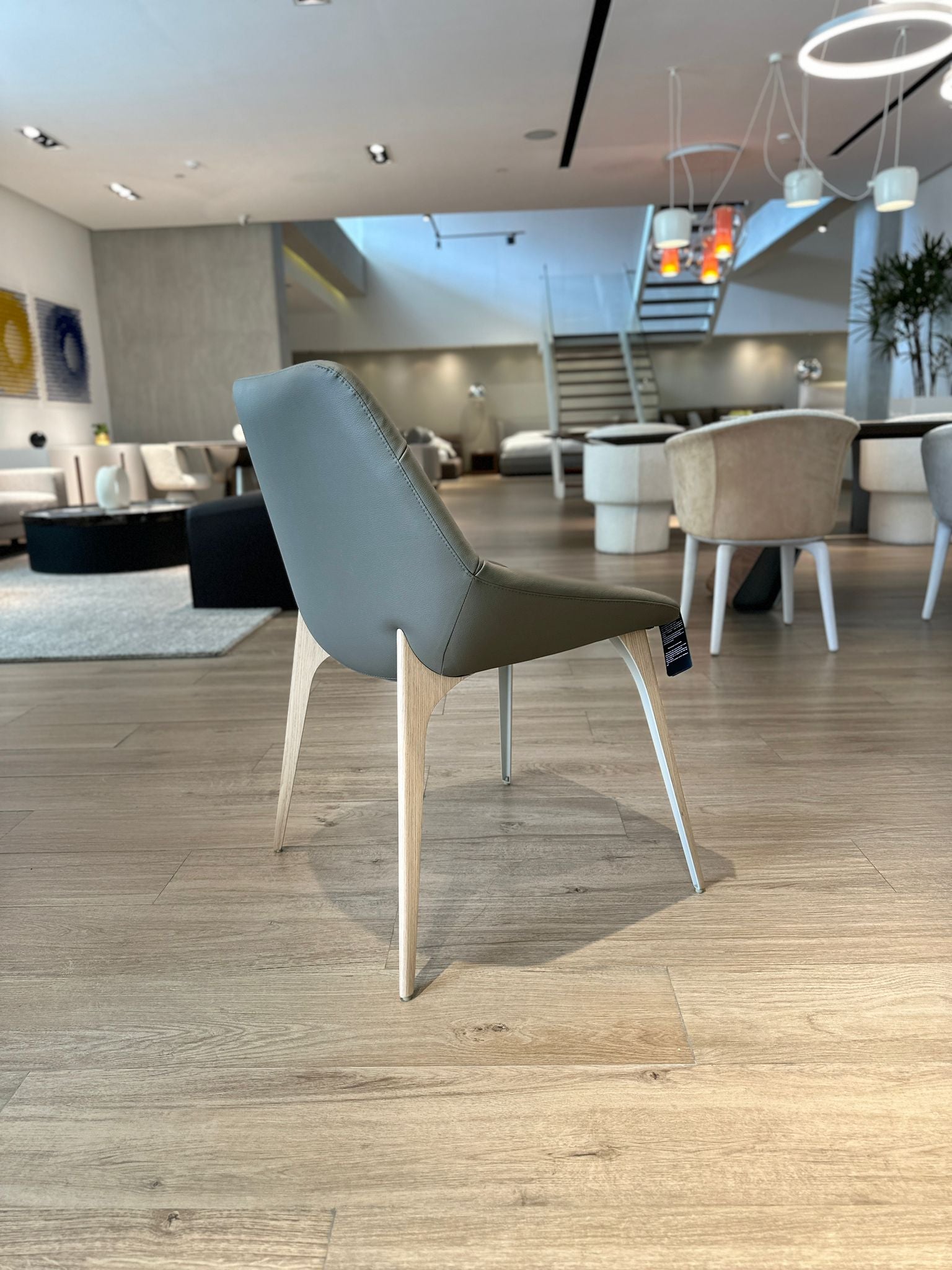 SILLA DE COMEDOR HEY - Cuero Gris